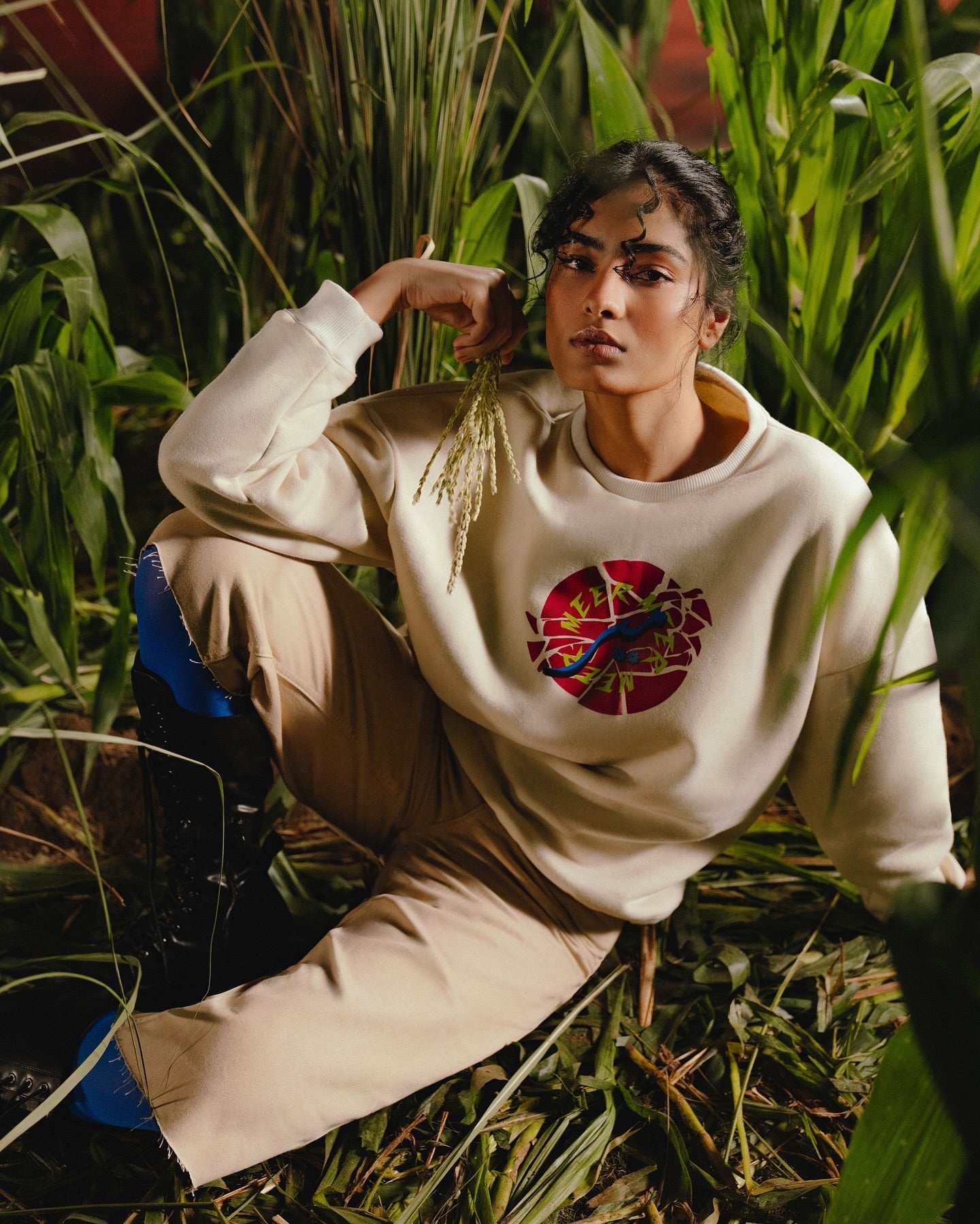 MEEROFFICIAL™ WHITE SWEATSHIRT